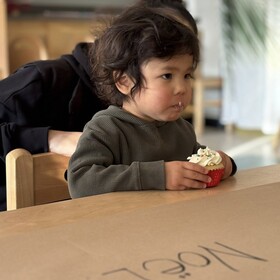 Un élève de bas âge qui mange un petit gâteau