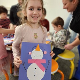 une élève et son beau bricolage de bonhomme de neige à l'heure du conte